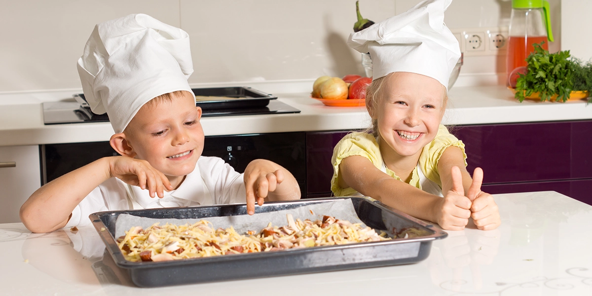 children making pizza