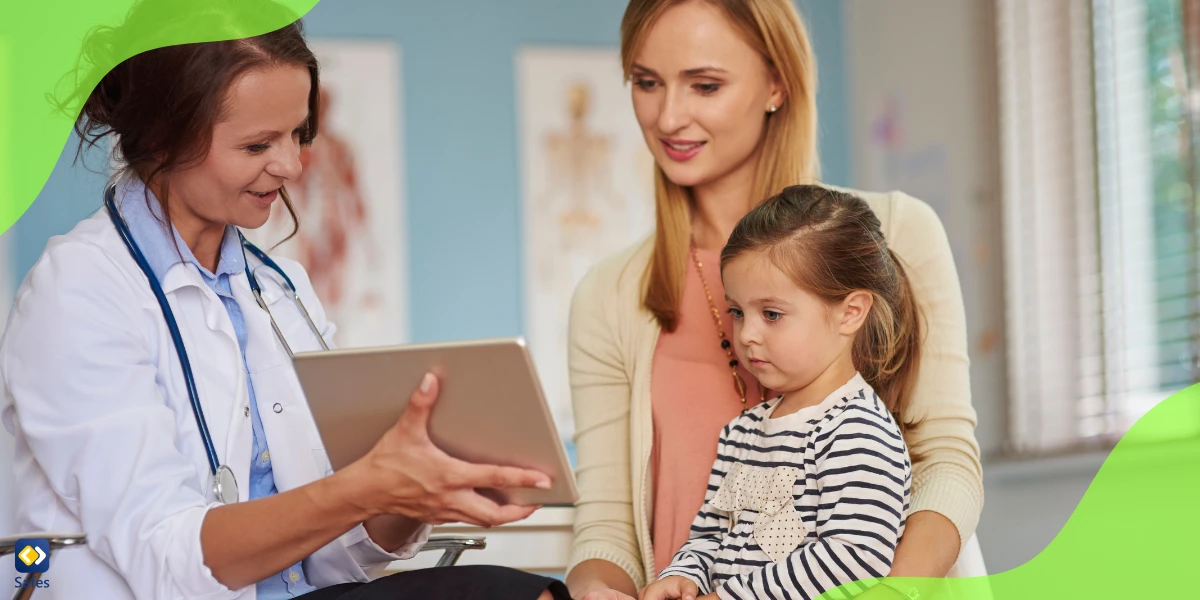 Mutter und Kind beim Kinderarzt