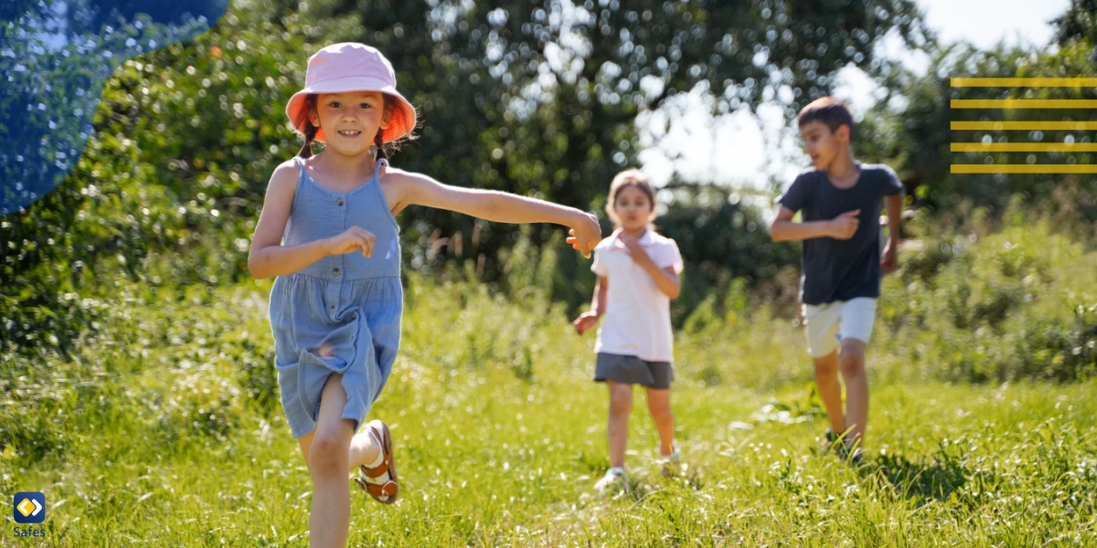 Kinder rennen und spielen auf Rasen im Freien