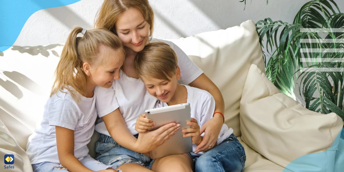 Technisch versierte Mutter weiß, wie sie ihren Kindern beibringen kann, wie man ein Tablet benutzt