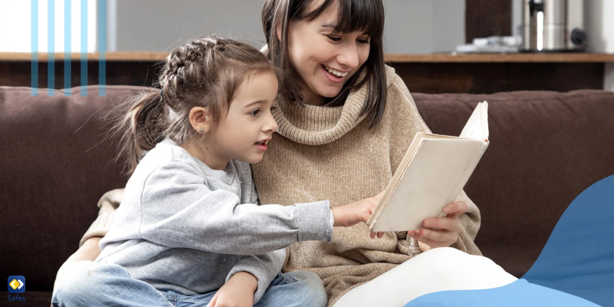 Mutter und Tochter lesen ein Buch auf der Couch