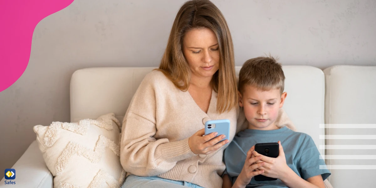 Mutter und Sohn sitzen auf der Couch und schauen auf ihre Handys