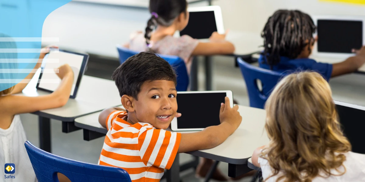 Kinder, die das Internet auf ihren Tablets in der Schule nutzen