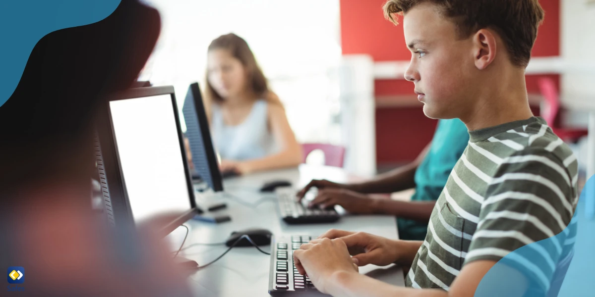 Schüler nutzen das Internet auf einem Computer zu Hause für den sicheren Unterricht, da die Schule über eine Lösung zum Filtern von Inhalten verfügt