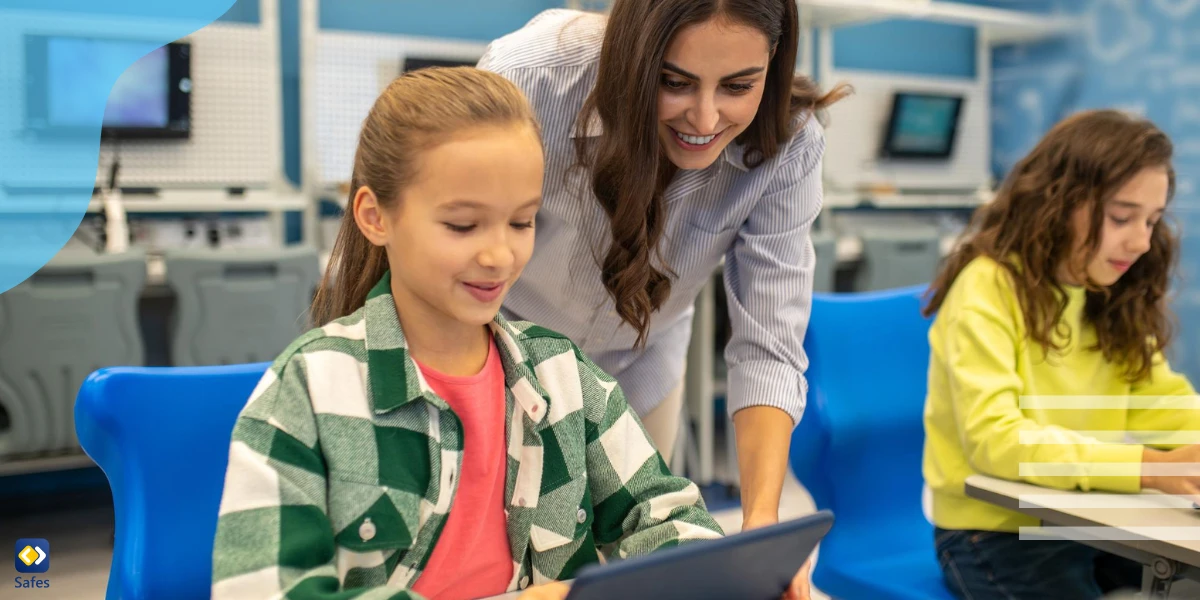 Lehrer unterrichtet Schüler, während sie das Internet benutzen