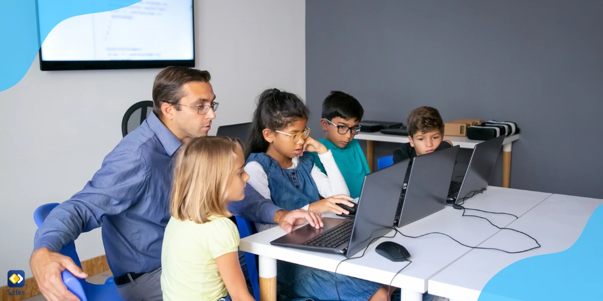 Lehrer bringt Kindern in der Schule Tipps zur Cybersicherheit bei