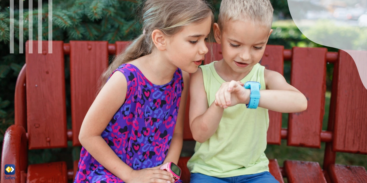 Kleine Kinder, die eine Apple Watch verwenden