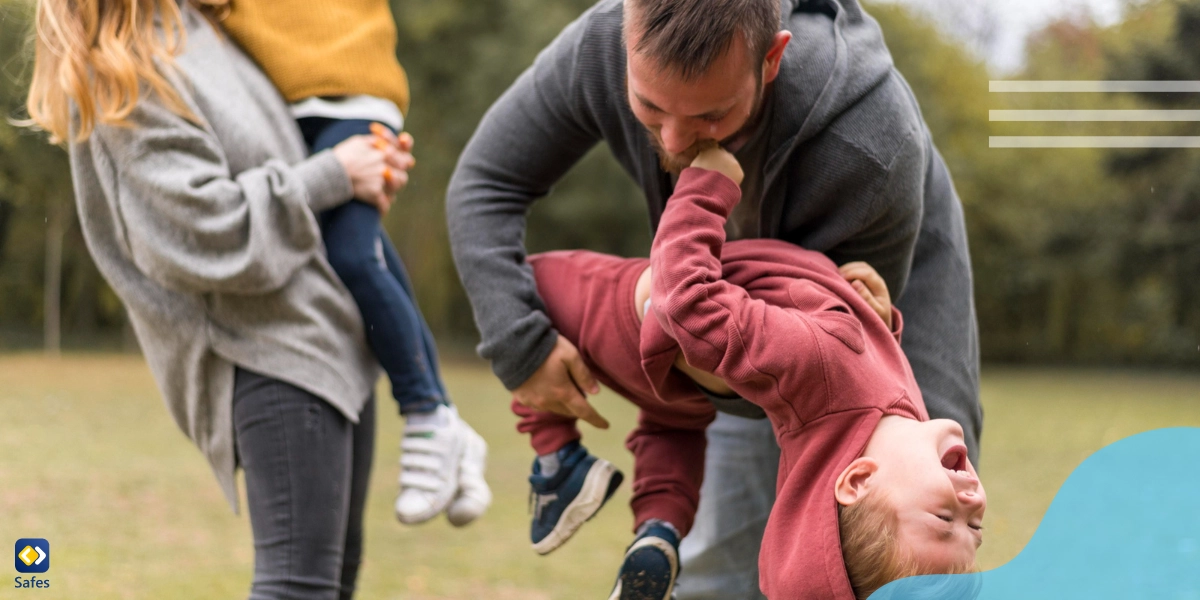 Eltern, die mit ihren Kindern draußen spielen