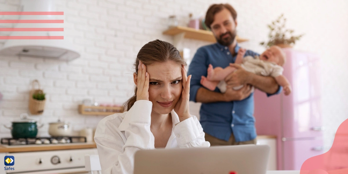 Abgelenkte Mutter versucht zu arbeiten, während Papa den Säugling hält