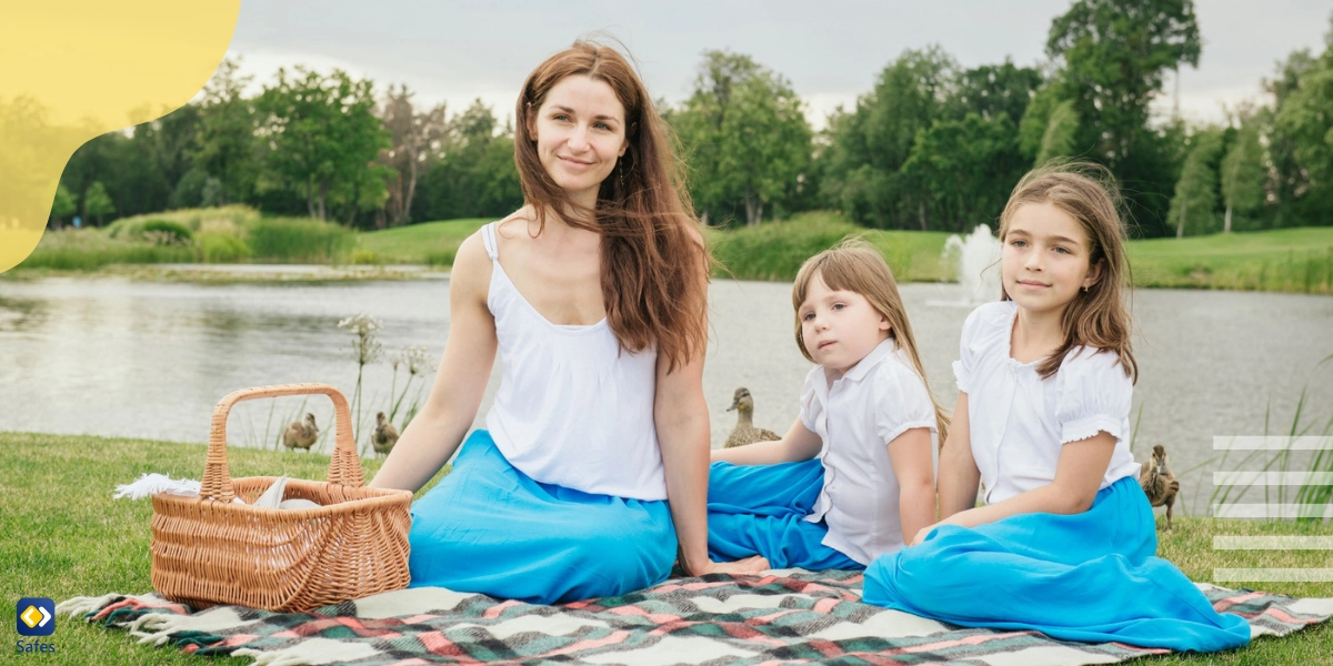 Familie, die einen Staycation in der Nähe des Flusses hat