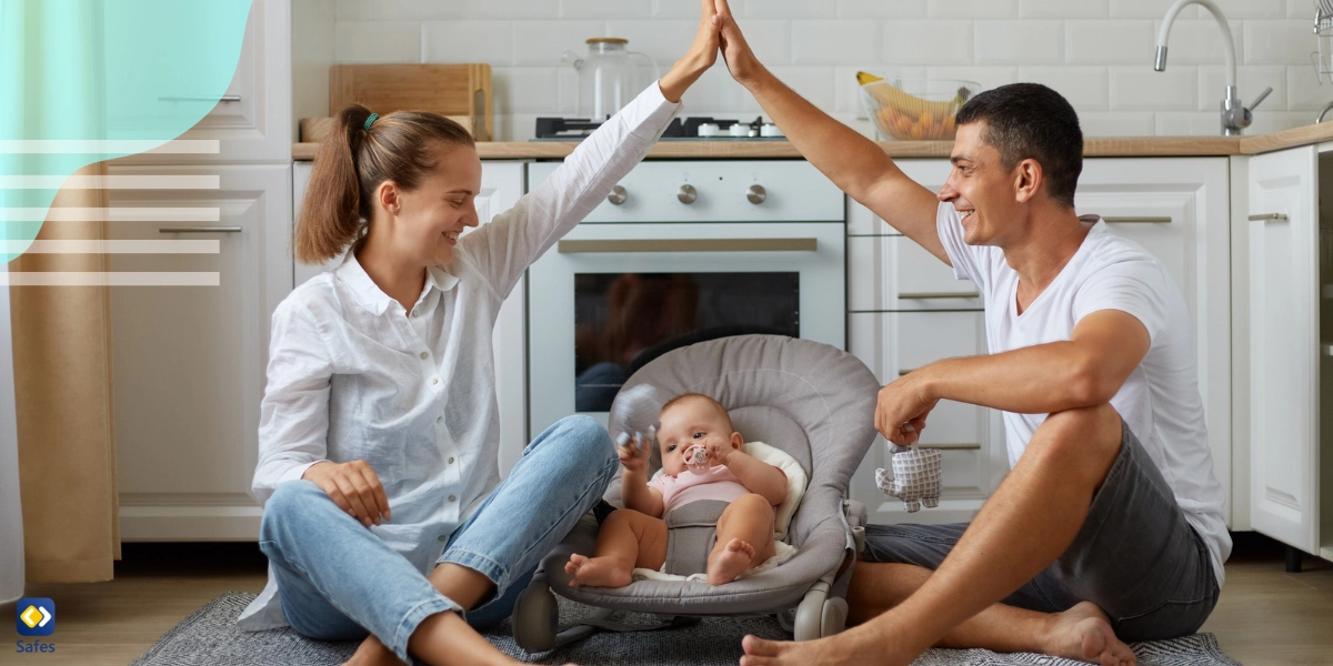 Mutter und Vater geben sich gegenseitig ein High Five, während sie ihr Kind in der Krippe betrachten, weil sie keine elterliche Schuld empfinden