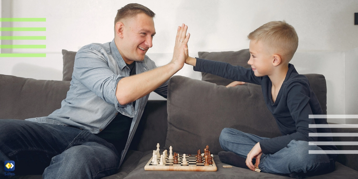 Vater bewundert seinen Sohn für sein ausgezeichnetes Benehmen als Mittel zur positiven Verstärkung