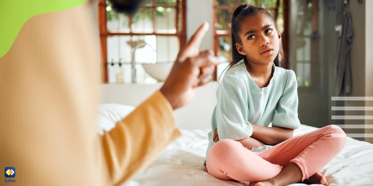 Vater schimpft mit ihrer Tochter für ihr schlechtes Benehmen, um sie positiv zu bestrafen