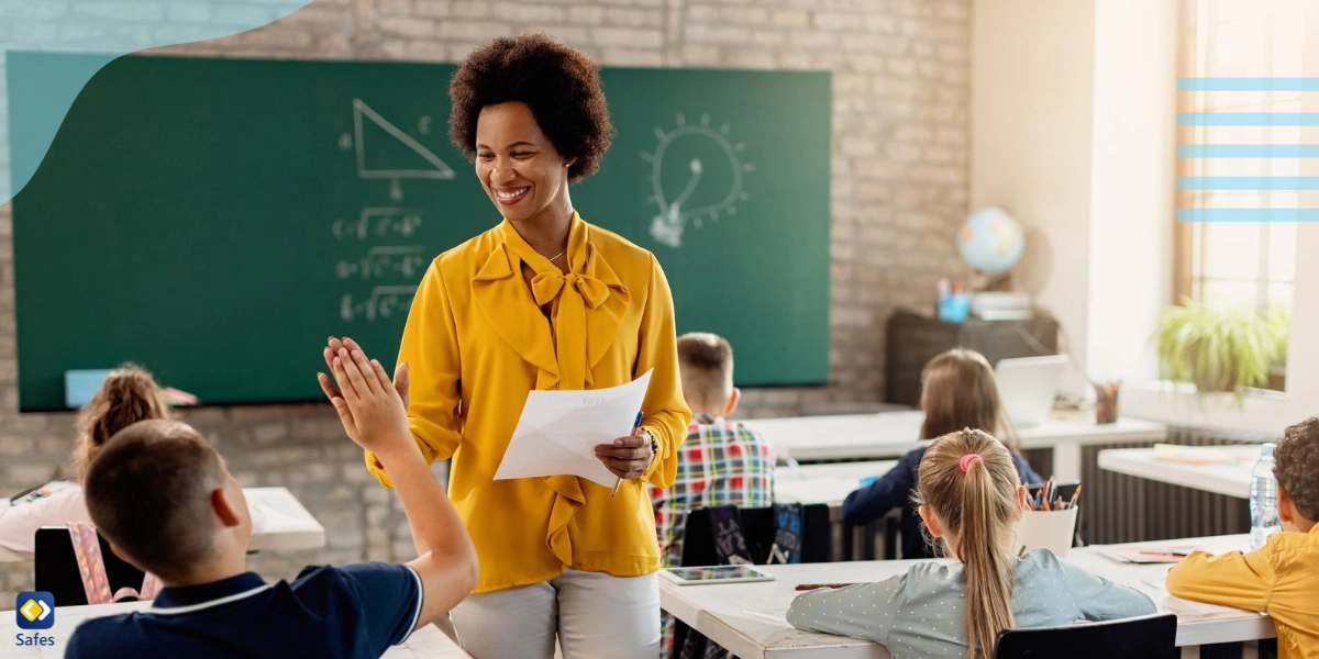 Lächelnder Lehrer, der mit einem Schüler ein High-Five macht