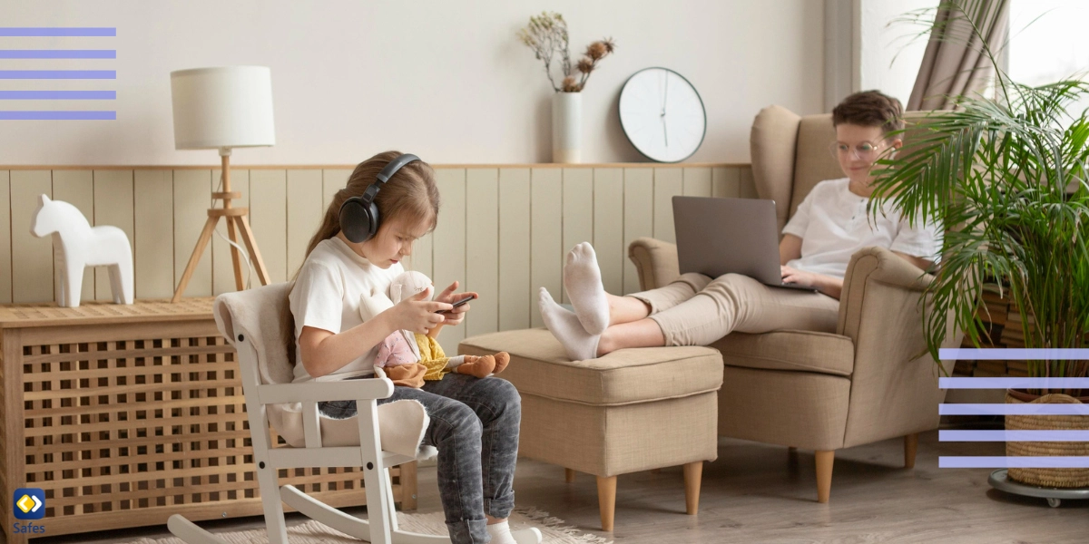 Ein Mädchen auf ihrem Handy und ein Teenager, der mit einem Laptop arbeitet