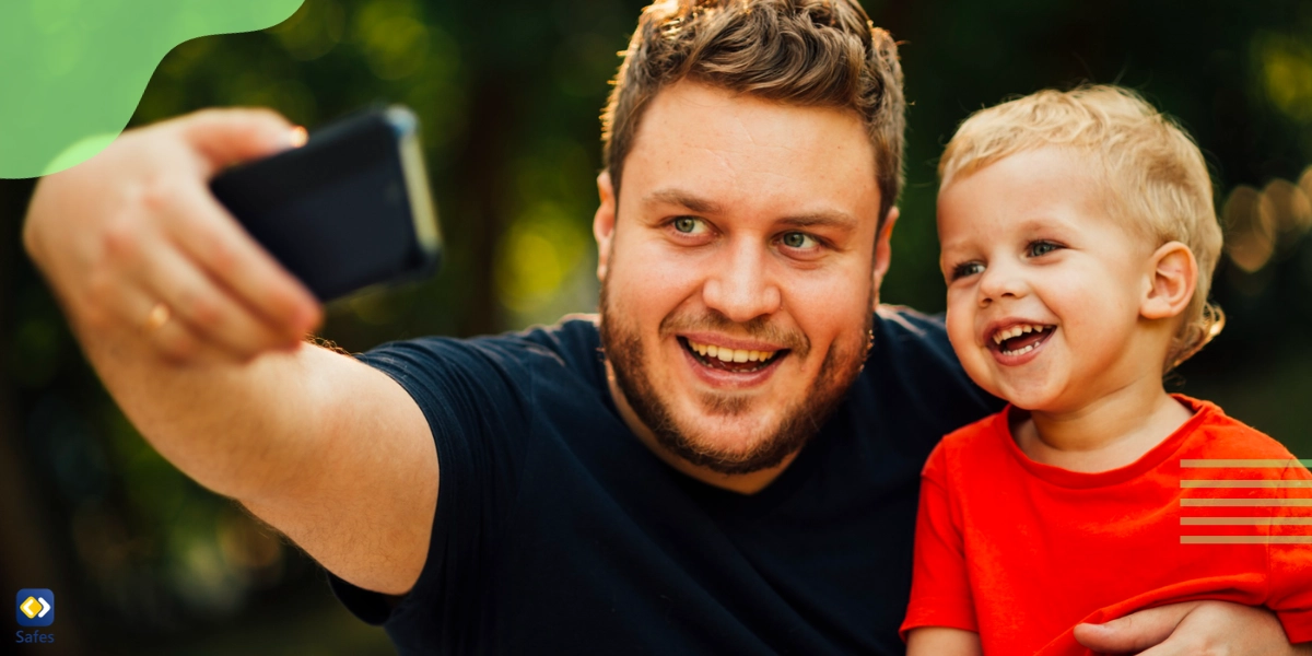 Vater macht ein Selfie von sich und seinem Sohn, um es mit Familienmitgliedern in einem Album zu teilen