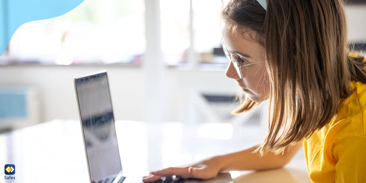 Schülerin nutzt ihren Laptop zum Lernen in der Schule, während Online-Datenschutzmaßnahmen für Schüler gelten