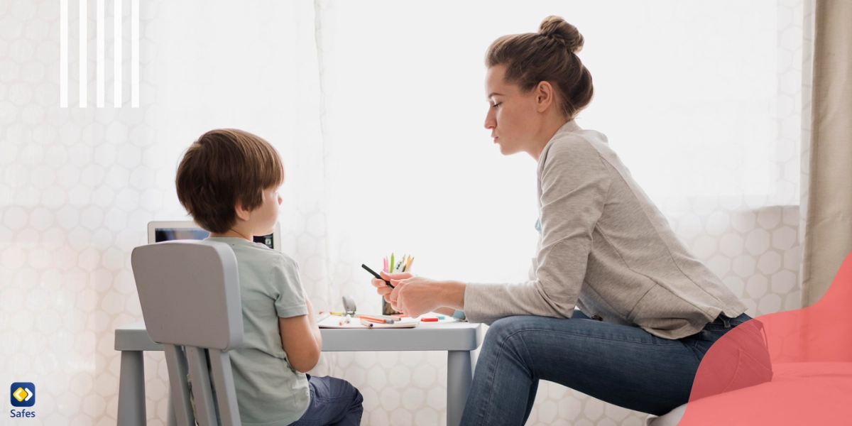 Ein Junge, der an einer Therapiesitzung teilnimmt, um sein Trauma zu verarbeiten.