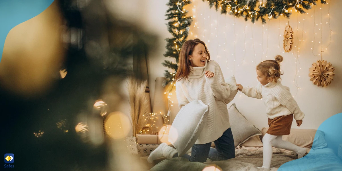 Mutter und Tochter spielen Spiele in einem weihnachtlich geschmückten Haus