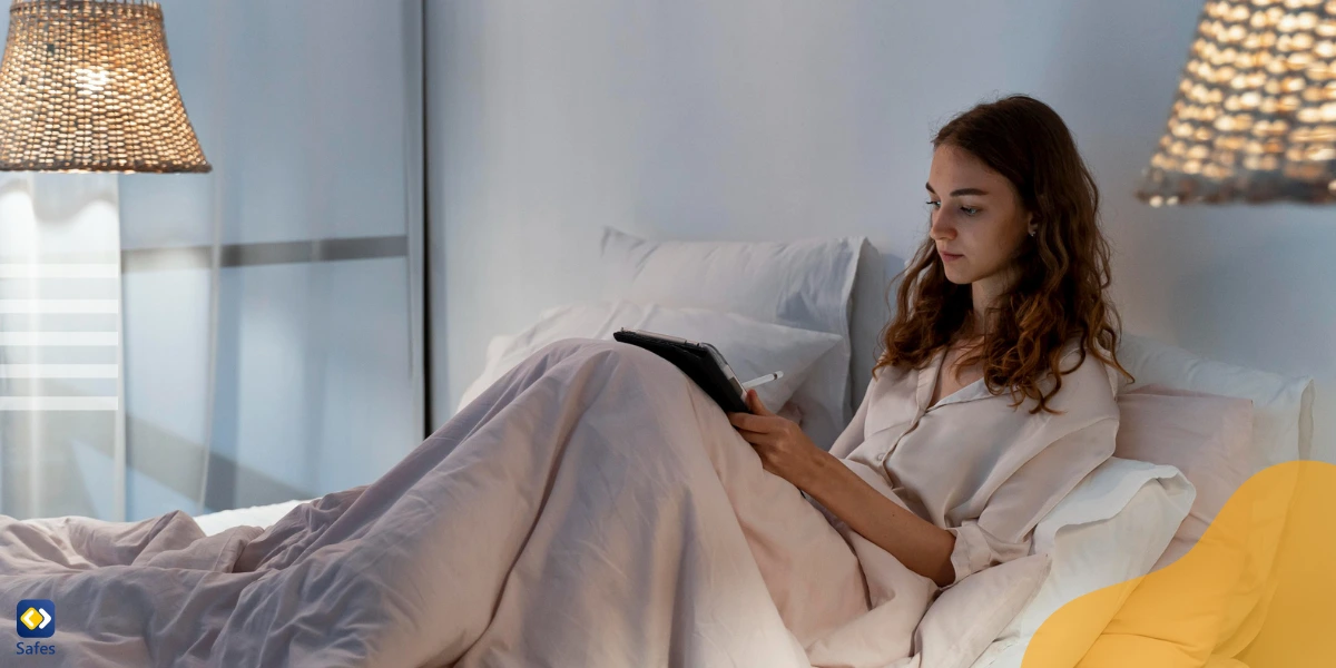 Teenager mit einem Tablet im Bett, was ein Zeichen für Bildschirmsucht sein kann