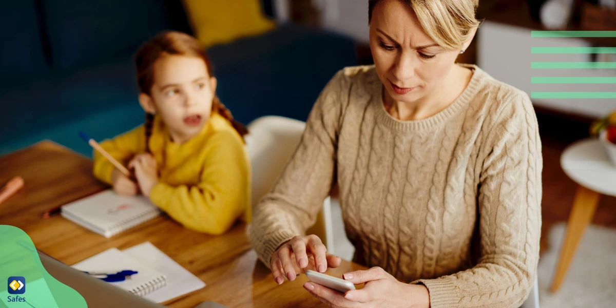 Eine Mutter, die ihr Handy benutzt, anstatt auf ihr Kind zu achten