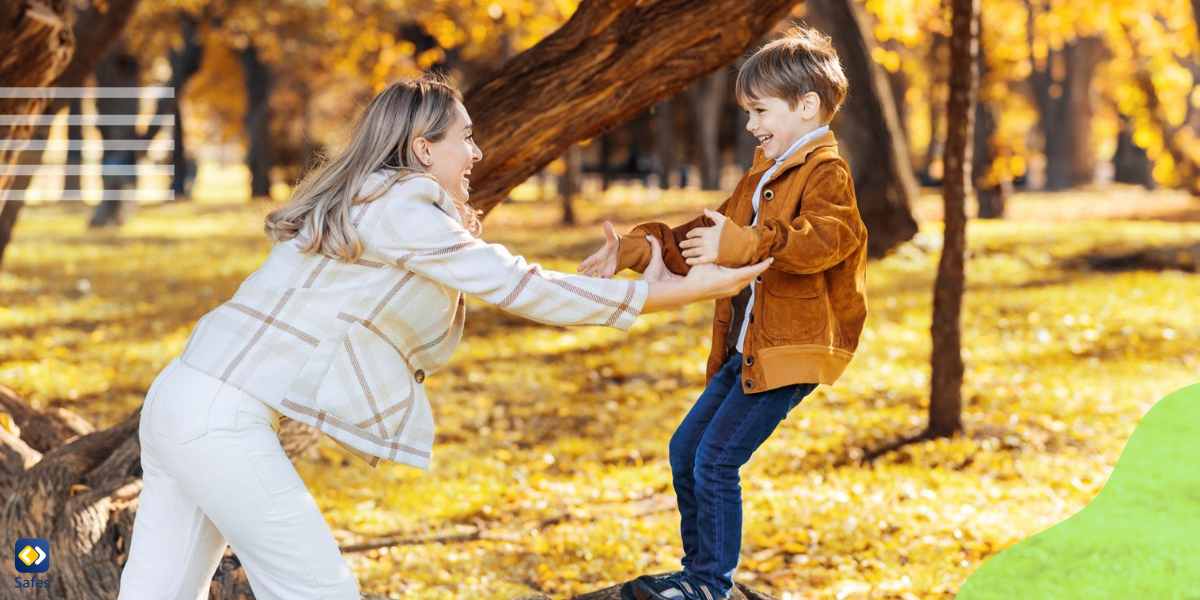 eine Mutter, die ihren Sohn auffängt und ihn vor dem Sturz bewahrt, was eine starke und vertrauensvolle Bindung zwischen ihnen zeigt