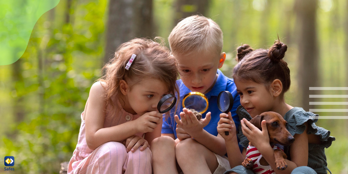 drei Kinder in einem Wald erkunden die Natur, indem sie ein Insekt mit einer Lupe betrachten