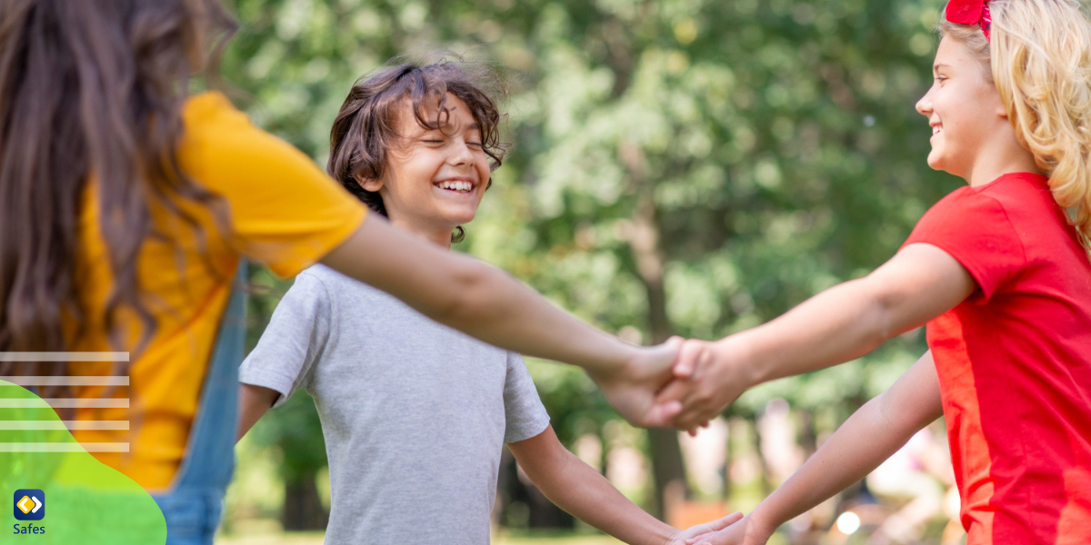 eine Gruppe von Kindern, die Vertrauensübungen miteinander spielen