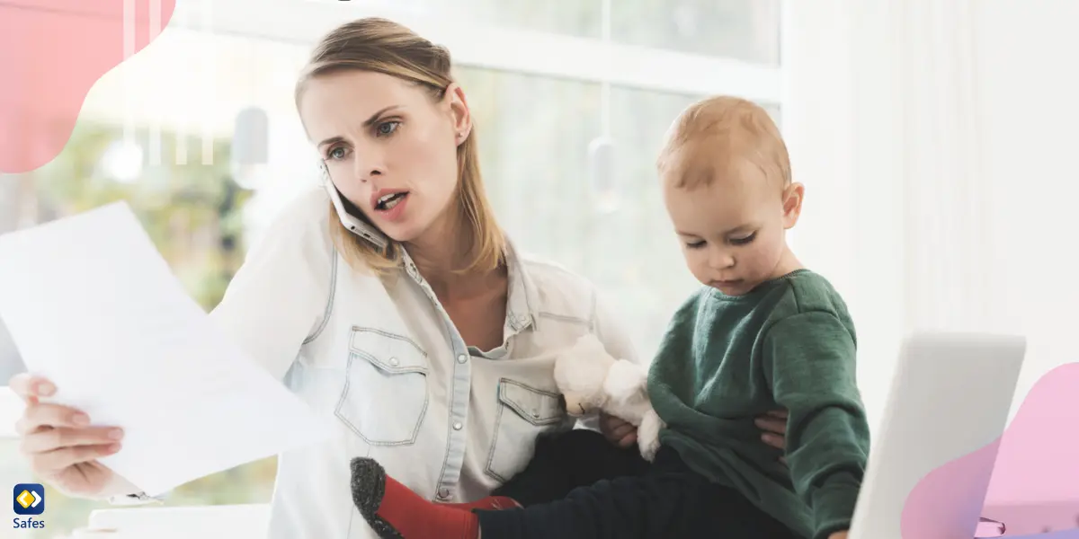 eine Ernährerin, die von zu Hause aus arbeitet, während ihr Mann sich um ihre Kinder kümmert