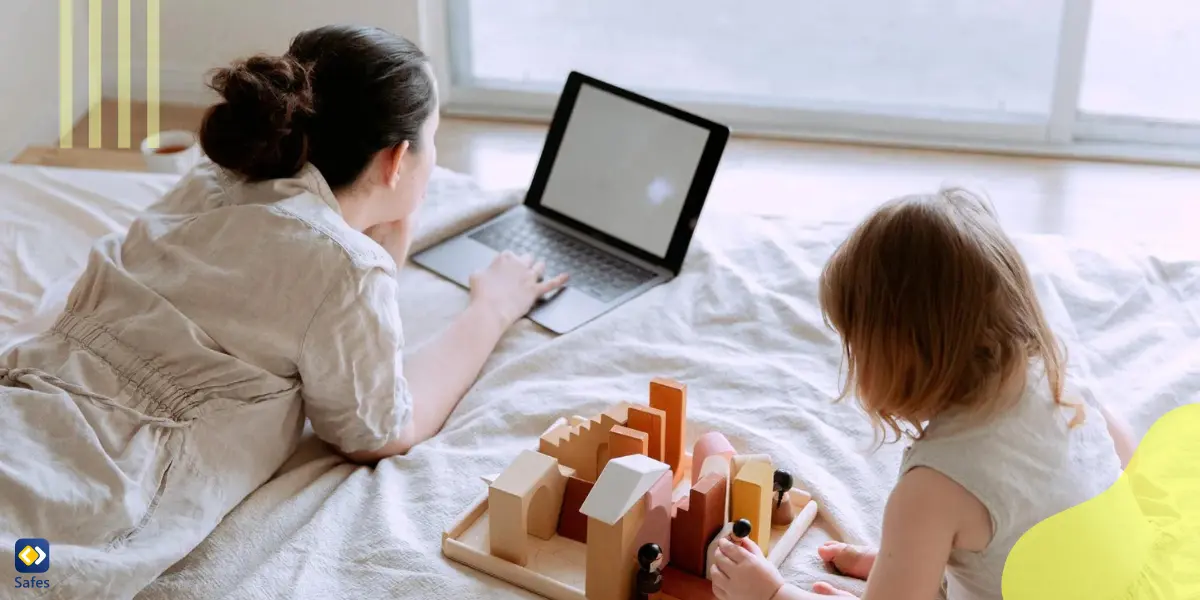 Vernachlässigter Babysitter, der in seinen Laptop vertieft ist und sich nicht mit einem kleinen Mädchen beschäftigt, das allein spielt