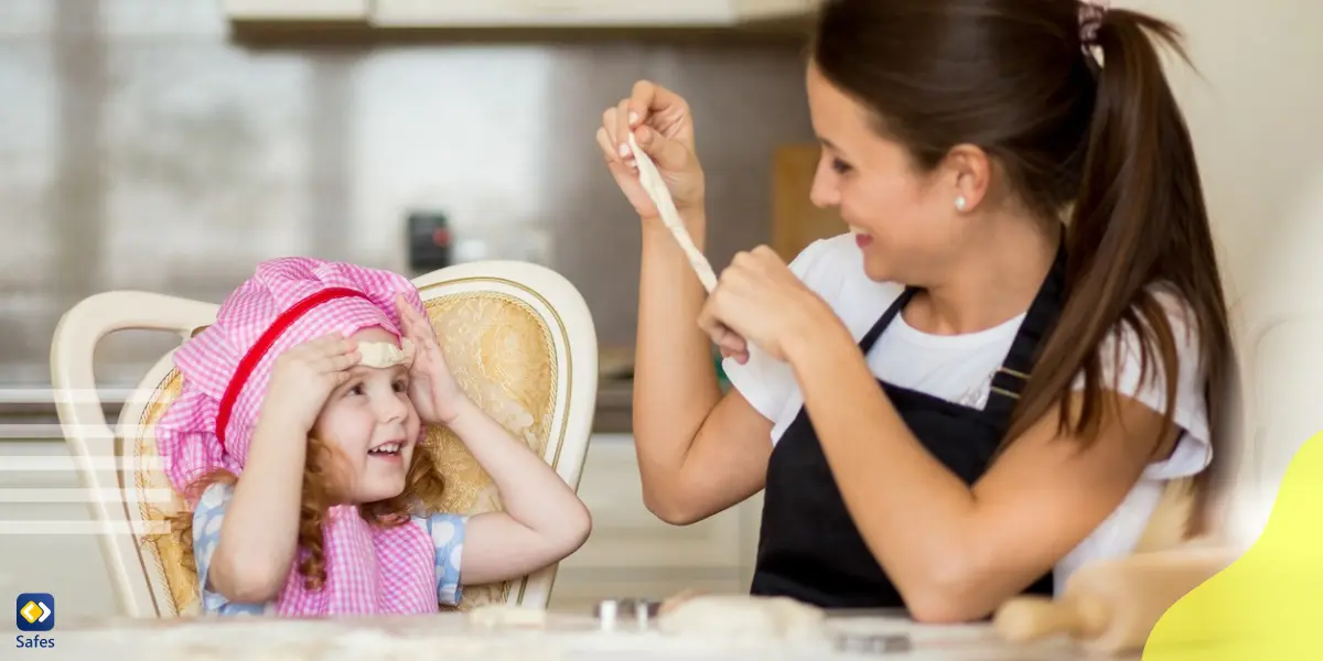 Babysitter und kleines Mädchen genießen gemeinsam ein spielerisches Kochspiel und teilen Lachen und Spaß