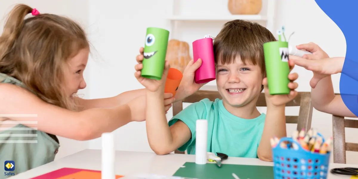 Kinder basteln mit buntem Papier und haben gemeinsam Spaß