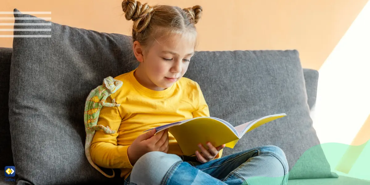 ein junges Mädchen liest Bücher über Cybermobbing auf ihrem Bett