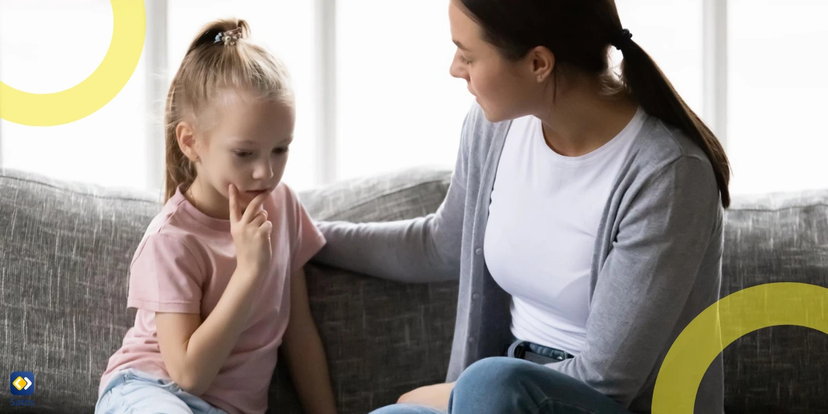 Eine Mutter spricht mit ihrer Tochter über Online-Datenschutz.