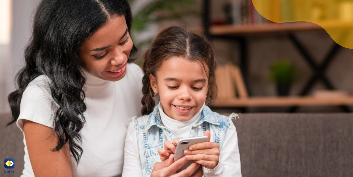 Mutter erlaubt ihrer Tochter, ein Smartphone zu benutzen, weil sie die Kindersicherung aktiviert hat, um das Telefon ihres Kindes zu überwachen