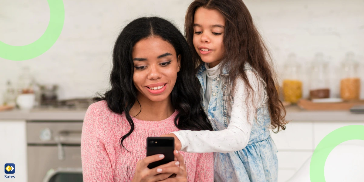 Eine Mutter, die mit ihrer Tochter etwas auf ihrem Handy anschaut.