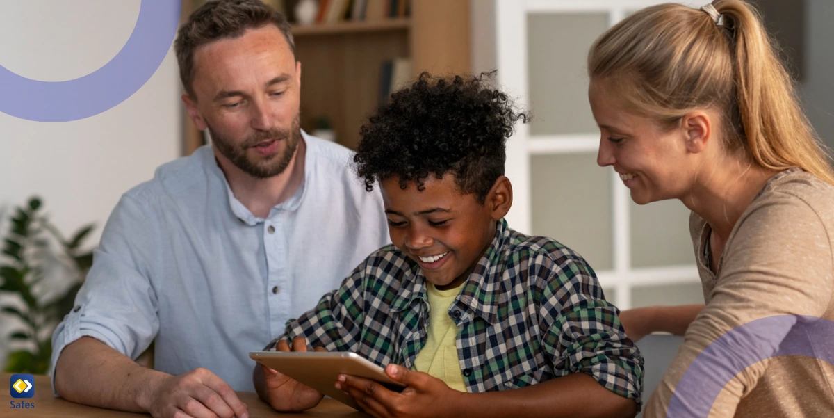 Eltern diskutieren mit ihrem Kind über Online-Sicherheit.