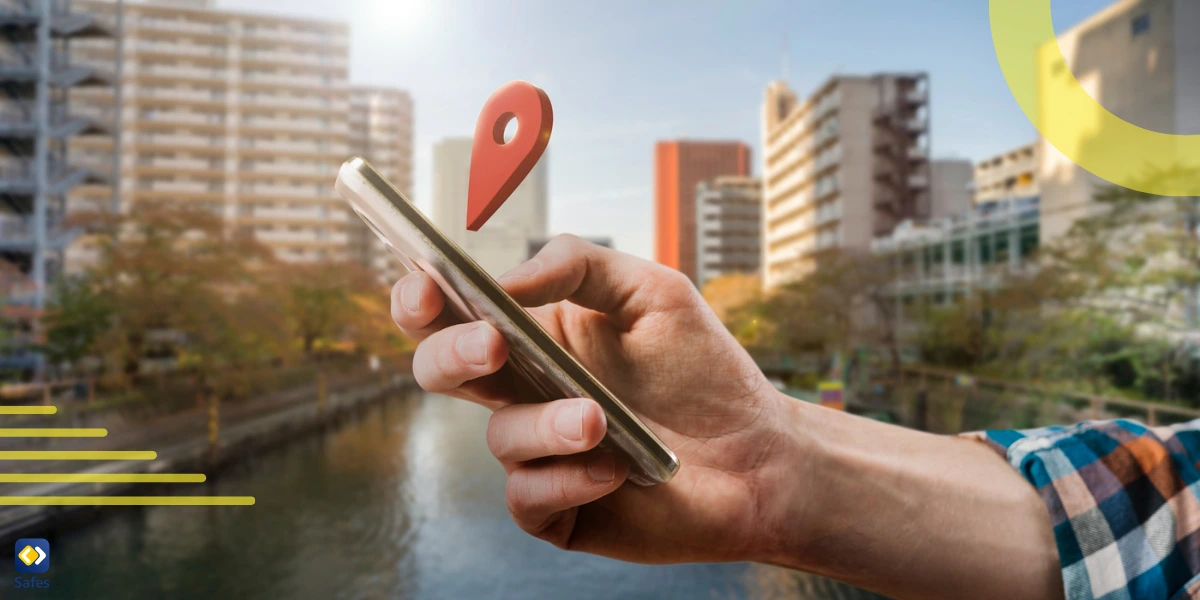 Eine Hand mit einem Smartphone, über dem ein Standortsymbol schwebt.