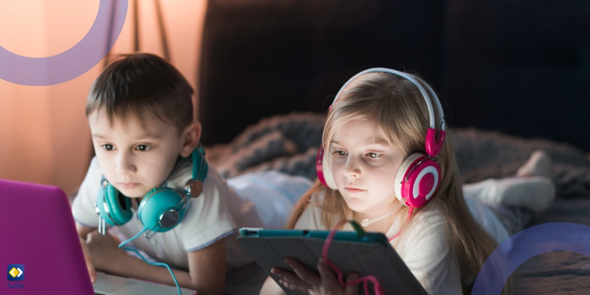 Zwei Kinder spielen Online-Spiele auf digitalen Geräten.