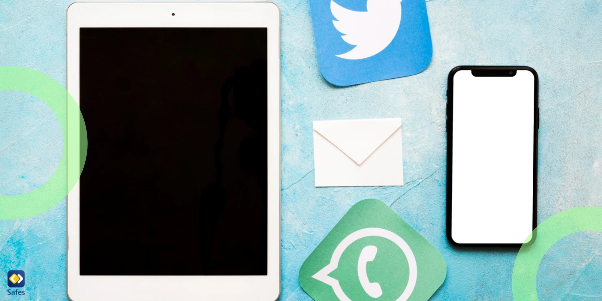 Social-Media-Symbole mit Handy und Tablet auf blauem Hintergrund