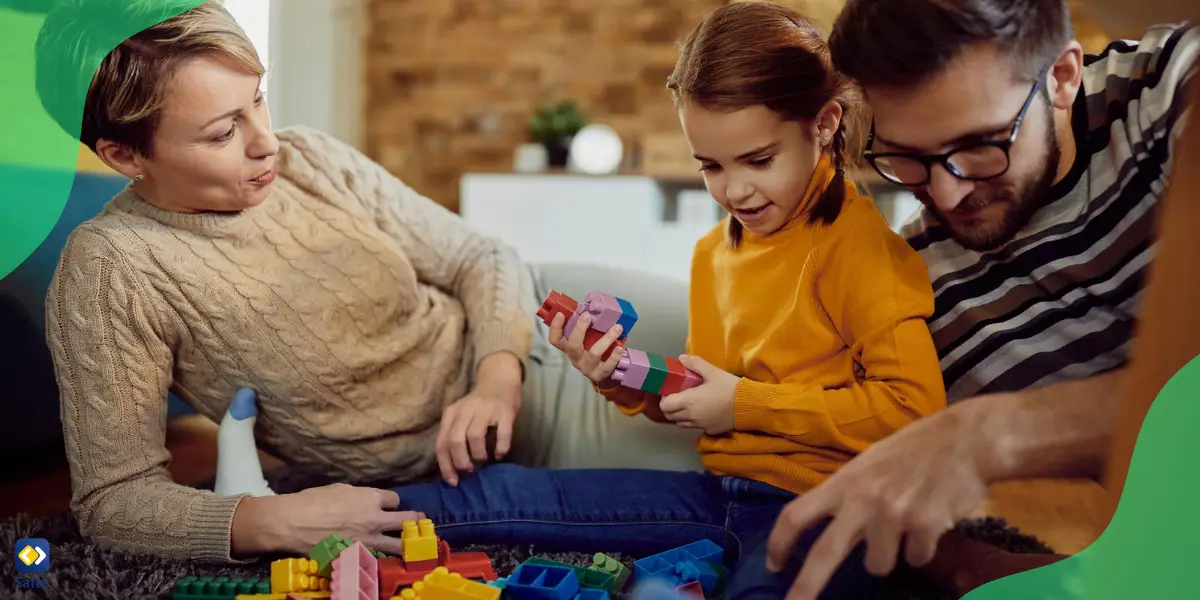 glückliche Familie spielt mit Bauklötzen auf dem Boden