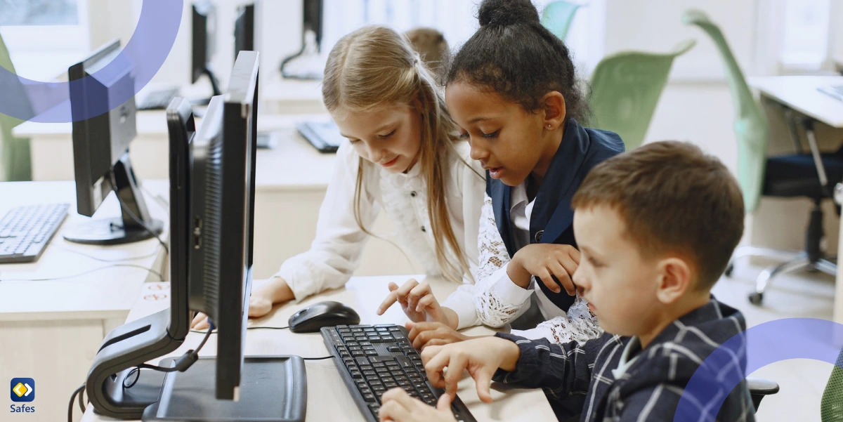 Kinder benutzen gemeinsam den Computer