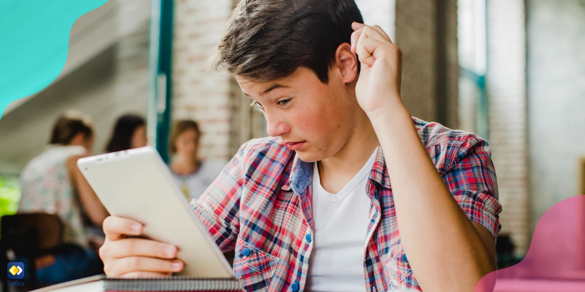 Teenager mit Tablet