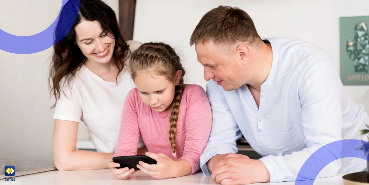 Eine dreiköpfige Familie steht zusammen an einer Küchentheke, während das junge Mädchen, das ein Smartphone hält, ihre Aufmerksamkeit auf sich zieht