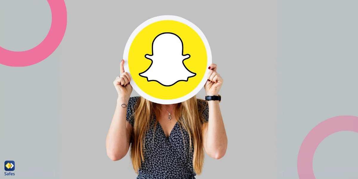 Eine Frau hält ein großes, rundes Snapchat-Logo vor ihr Gesicht, das ihre Identität verdeckt.