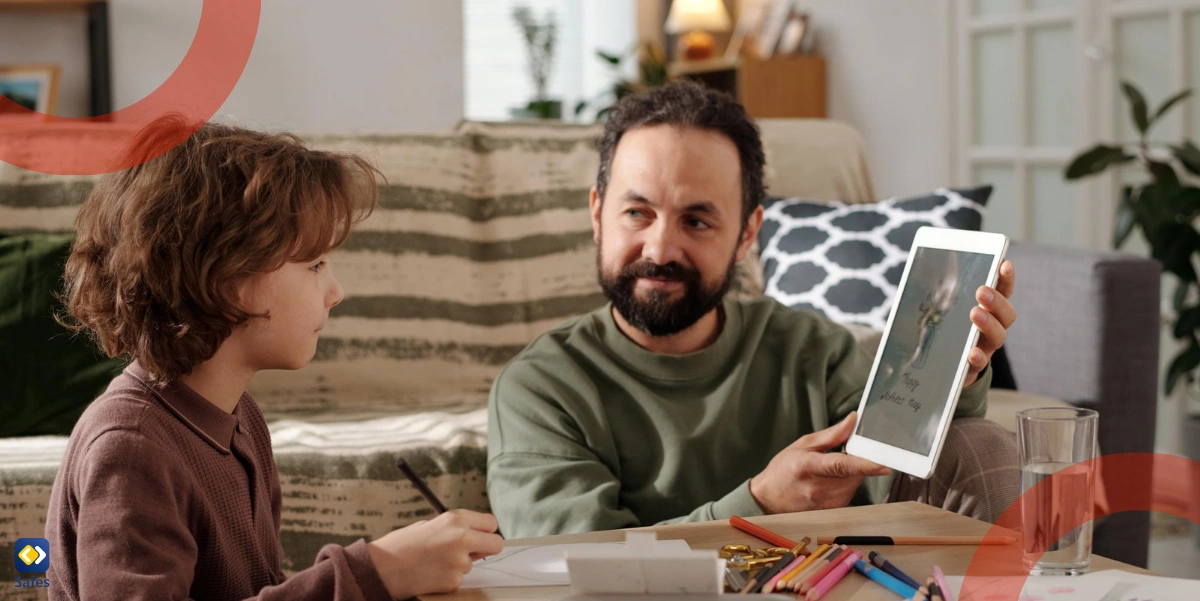 Ein Vater zeigt seinem Sohn etwas auf seinem Tablet.