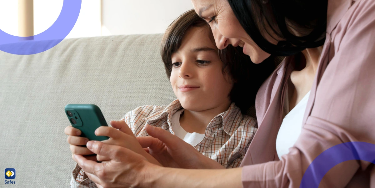 eine Mutter und ihr Sohn schauen gemeinsam auf ein Smartphone