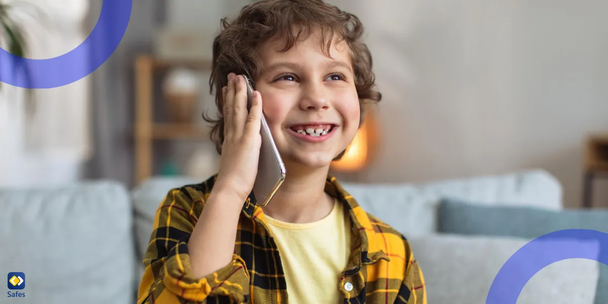 glücklicher Junge, der auf dem Smartphone spricht