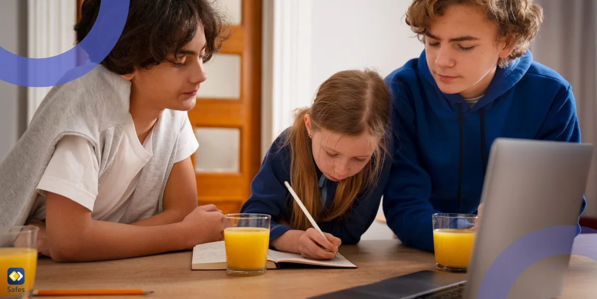 drei Kinder benutzen zusammen einen Laptop, während eines von ihnen etwas auf Papier schreibt