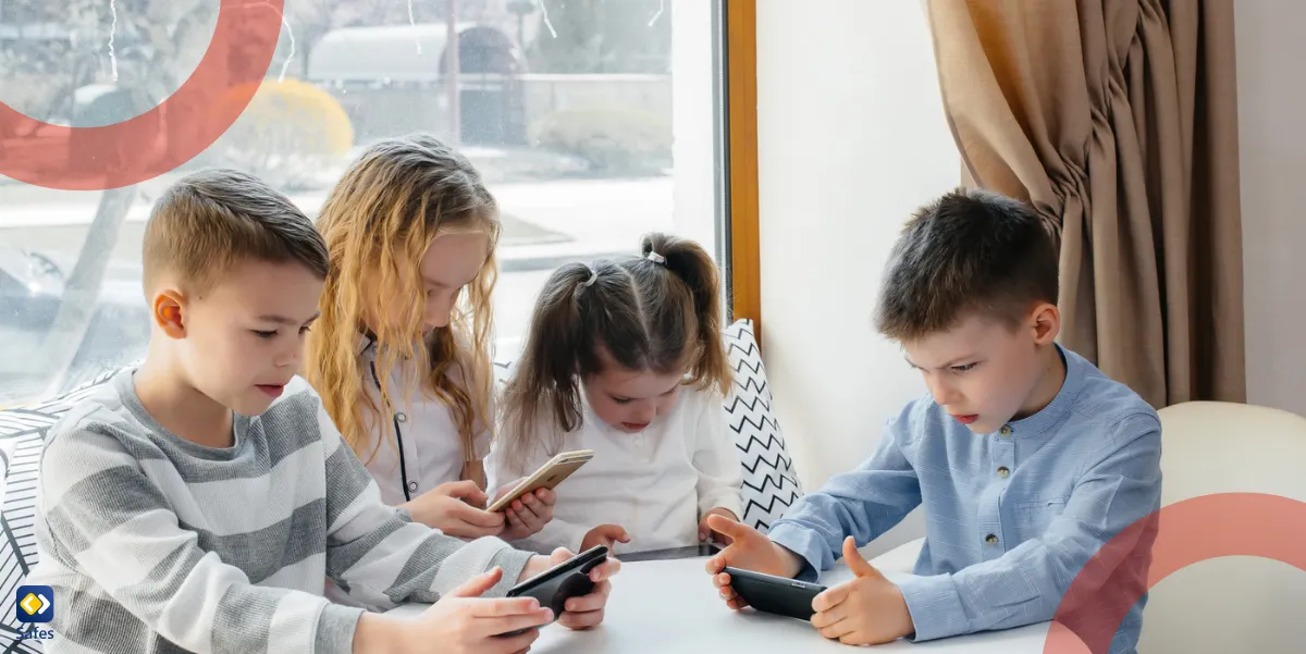 Kinder sitzen an einem Tisch in einem Café und spielen gemeinsam Handys